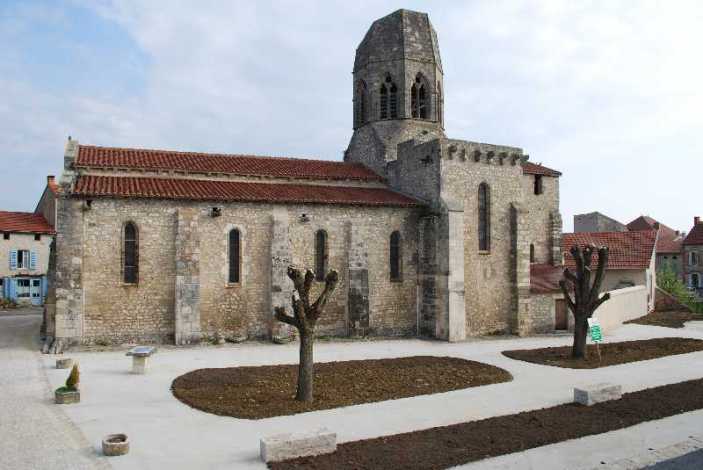 L'église fortifiée Saint-Jean-Baptiste de Charroux d'Allier