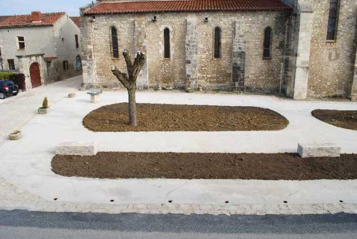 Charroux : Les travaux d'aménagement dans le fossé de défense de l'église fortifiée Saint-Jean-Baptiste, classée monument historique